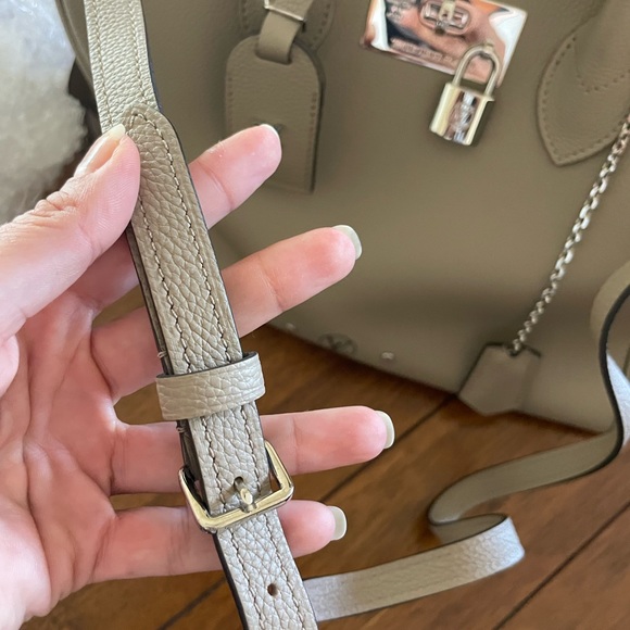 RARE!! MINT!!! LOUIS VUITTON MILLA MM - Picture 8 of 15